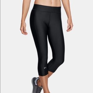 Under Armour cropped black HeatGear leggings EUC